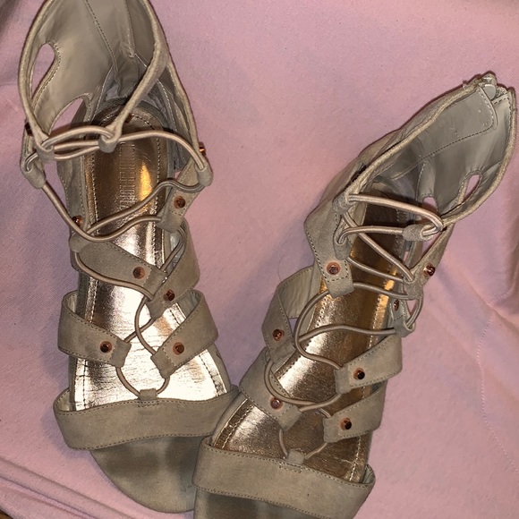 7 1/2 Ladies J. Lo Nude and Rose Gold Sandals 7.5 Jennifer Lopez Women’s Shoes - Picture 1 of 5